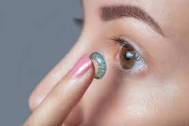 استفاده از لنزهای زیبایی چه خطراتی برای سلامتی افراد دارد ؟